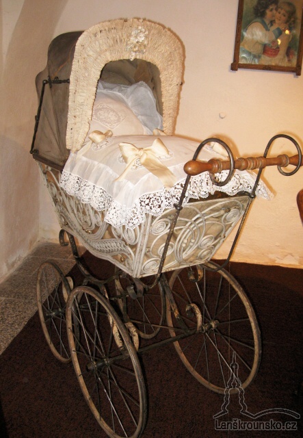 07 pleteny z pedigu nestejne velika kola s kovovymi obrucemi 1890 az 1910.jpg